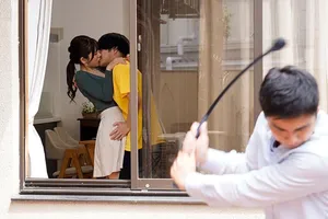 Thủ dâm bị bố dượng phát hiện và cái kết sướng lồn