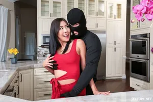 Nữ sinh trường nghệ thuật 99 tuổi bị phát hiện quan hệ tình dục sau lưng bạn trai