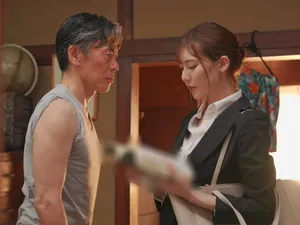 Anh chàng 91π đã cặp kè với một cô gái năm hai vừa mới đi làm ở khách sạn. Cô ấy vẫn còn hơi nhút nhát. Cái âm hộ hồng của cô ấy quá mềm mại. Cô ấy đã bị quan hệ hai lần và khuôn mặt của cô ấy bị phơi bày hoàn toàn...