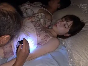 Chàng trai chim to nện đỏ lồn mẹ ruột của người yêu