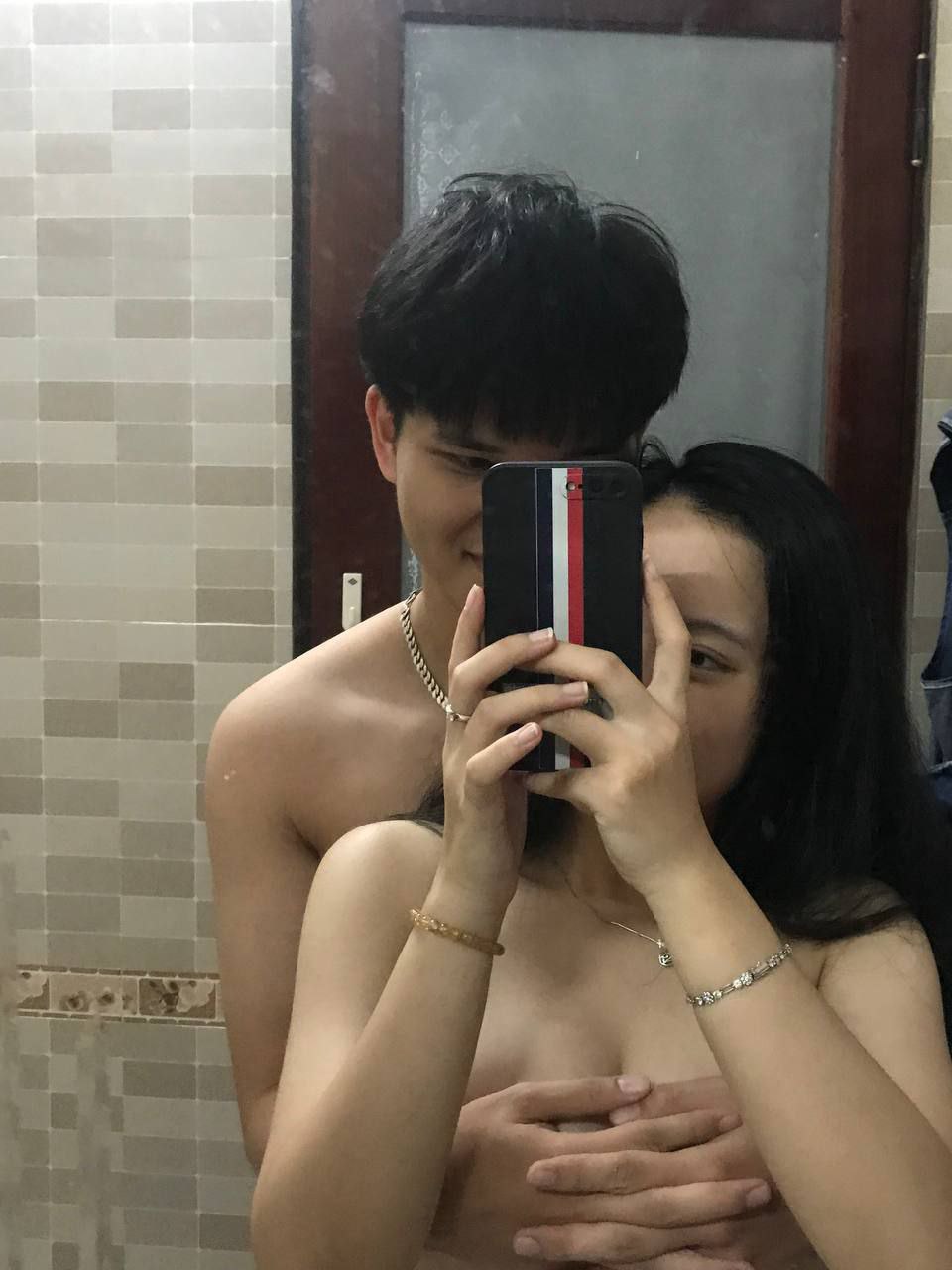 Ngủ nhà thằng bạn, nữa đêm thanh niên nhìn thấy má nó thẩm du